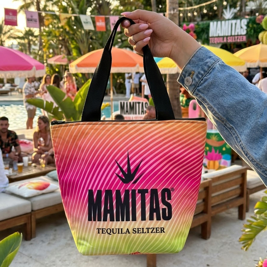 UBK3050-holding-mamitas
